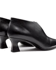 Zapatilla abotinada  con abertura central para dama