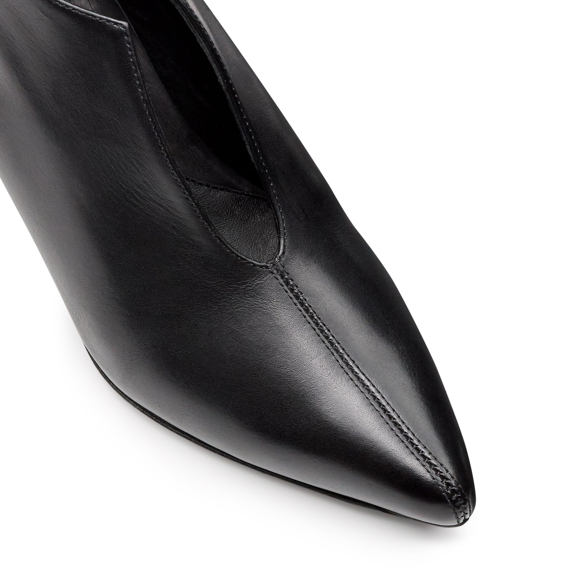 Zapatilla abotinada  con abertura central para dama