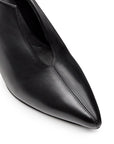 Zapatilla abotinada  con abertura central para dama