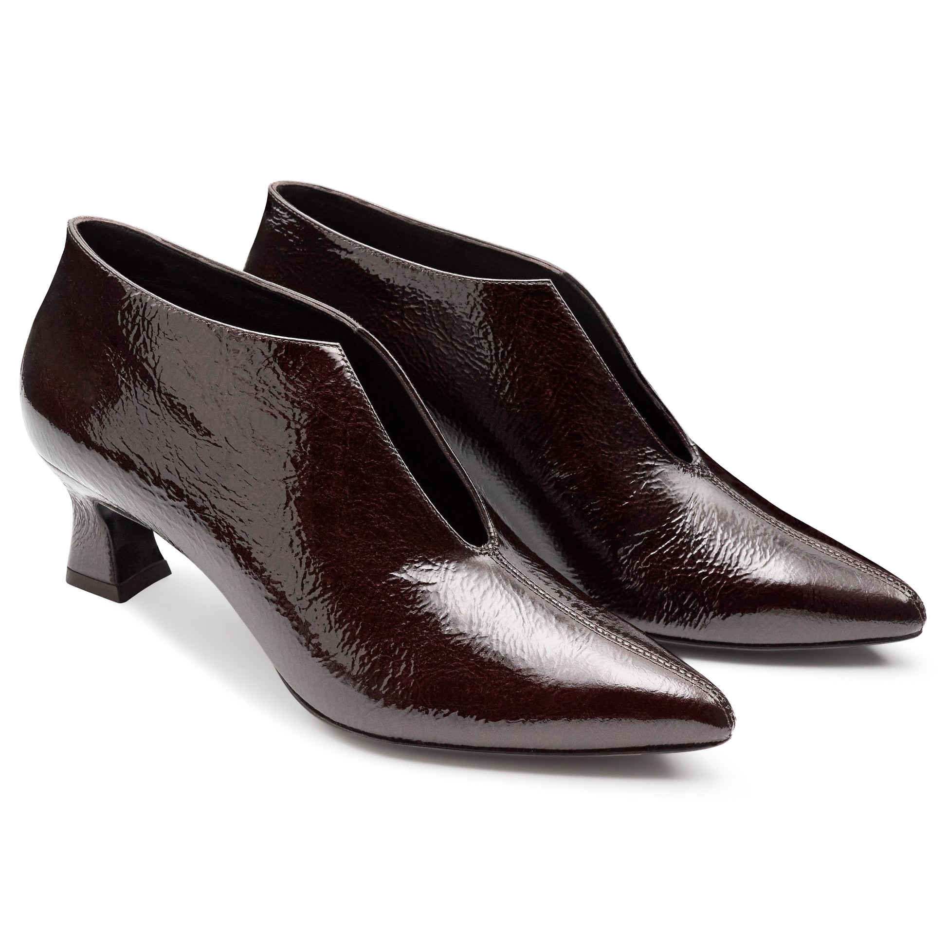 Zapatilla abotinada de charol con abertura central para dama