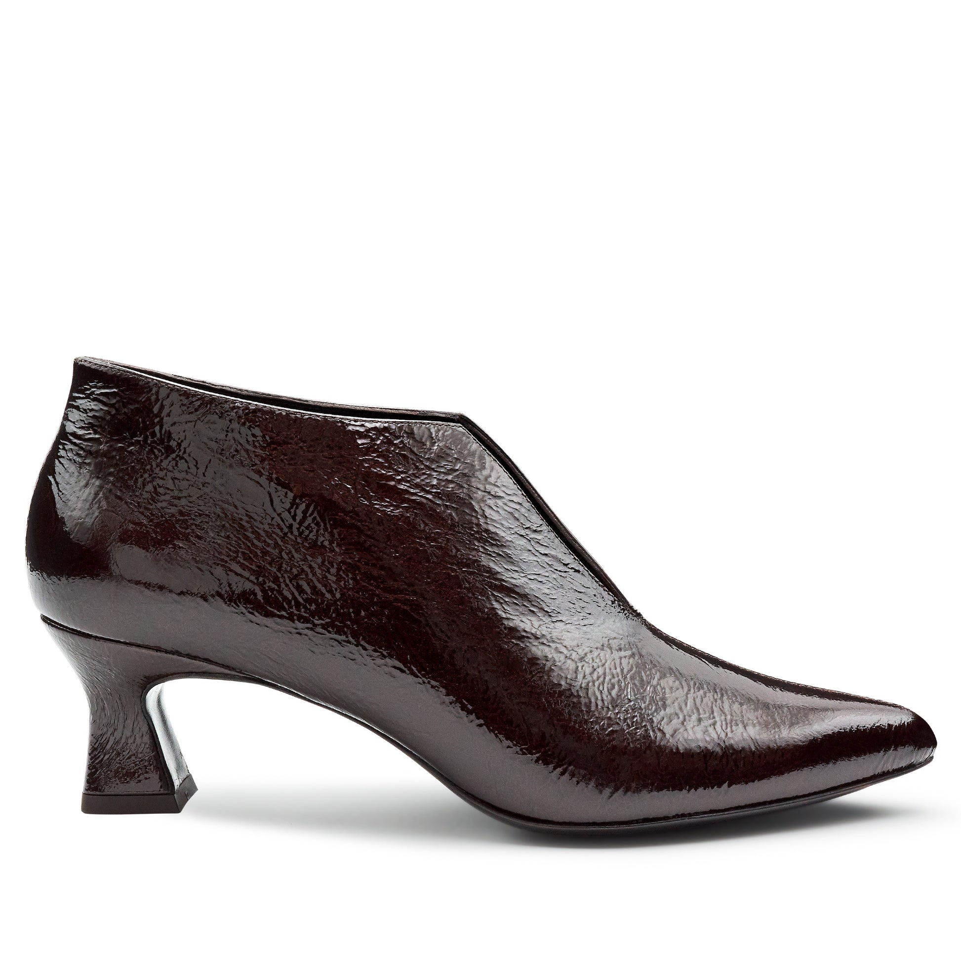 Zapatilla abotinada de charol con abertura central para dama
