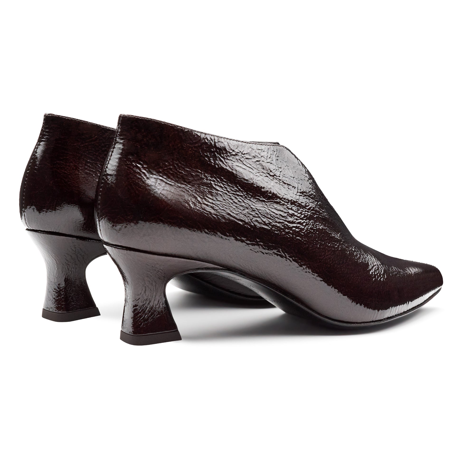 Zapatilla abotinada de charol con abertura central para dama
