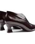 Zapatilla abotinada de charol con abertura central para dama