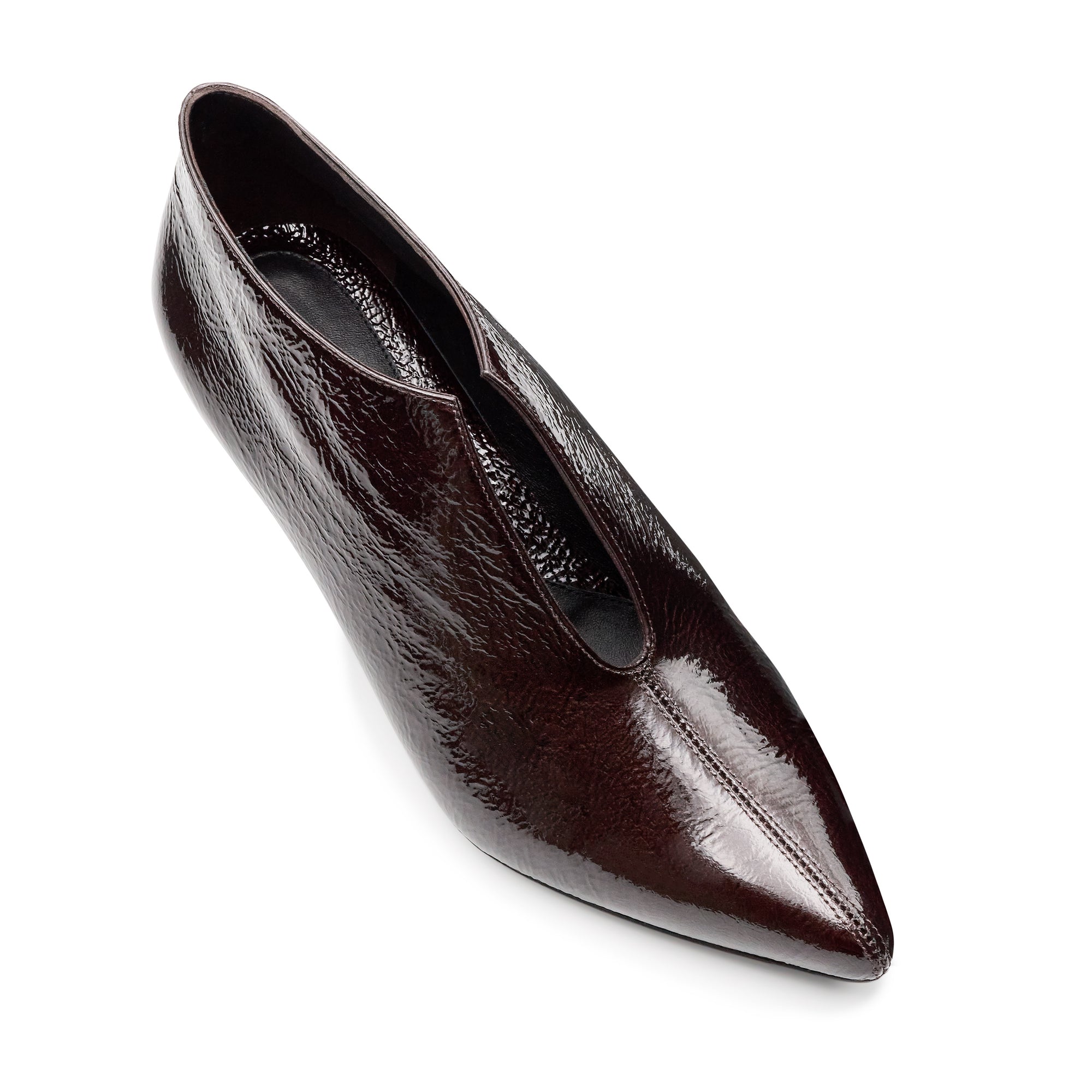 Zapatilla abotinada de charol con abertura central para dama