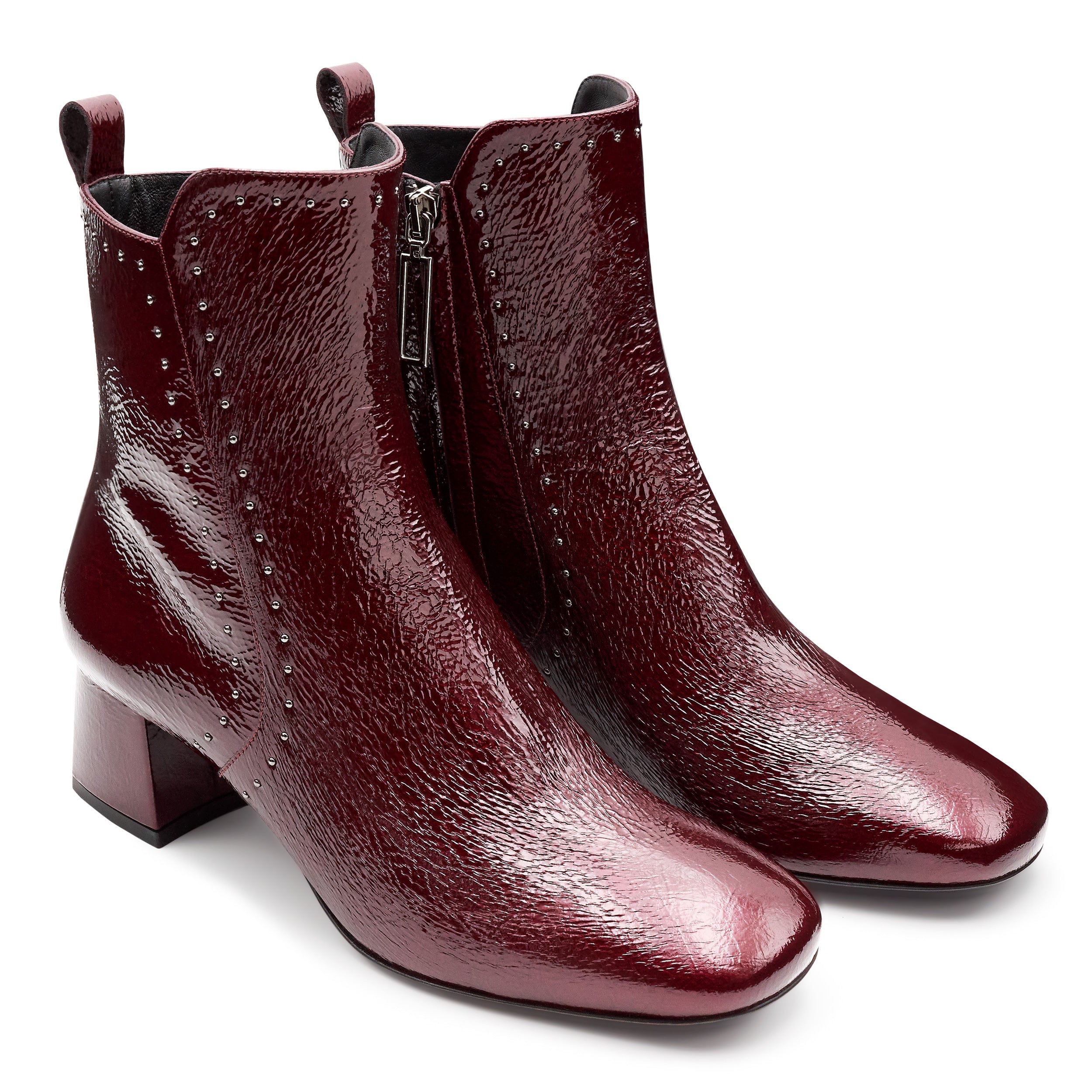 Botines de charol con aplicaciones decorativas metálicas para dama