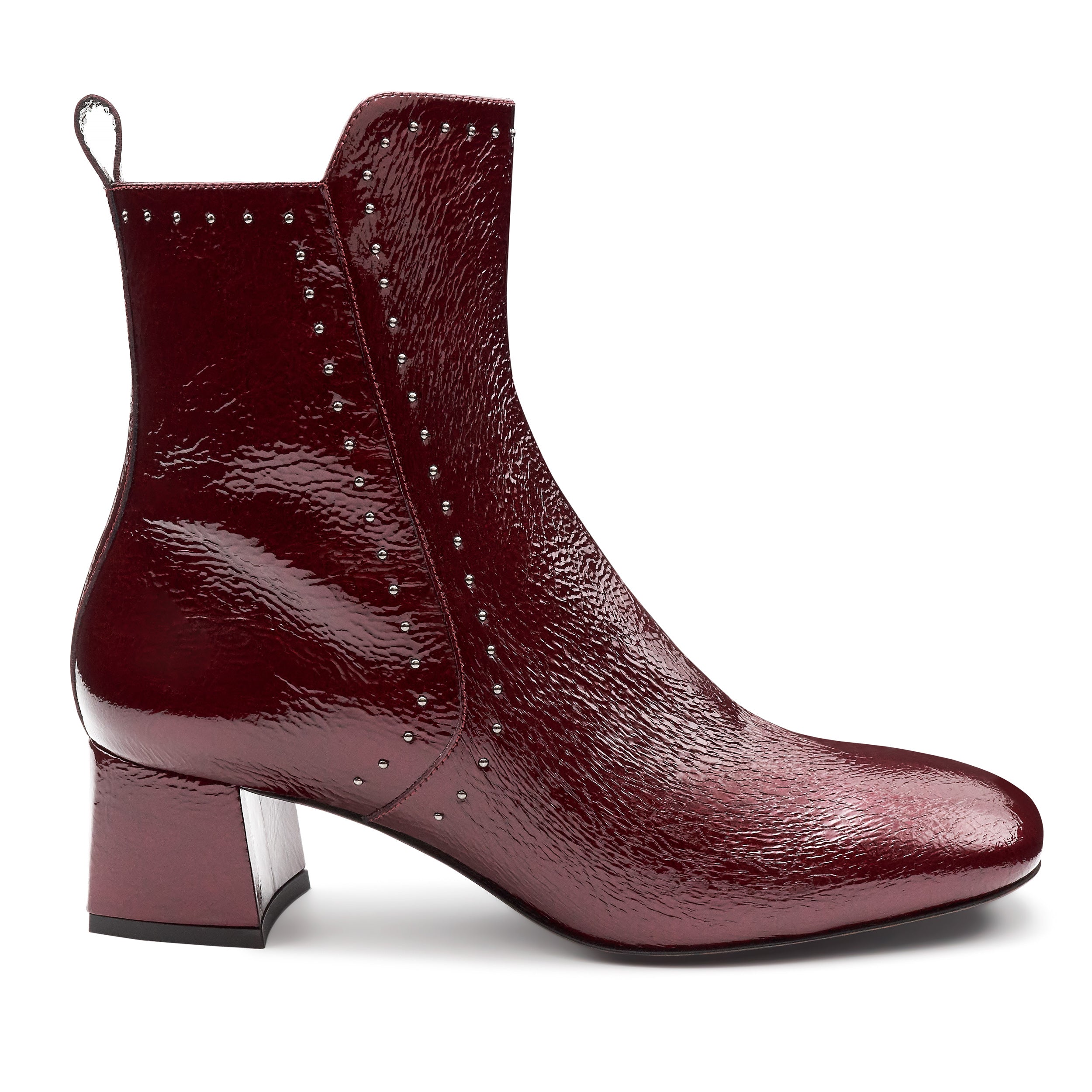 Botines de charol con aplicaciones decorativas metálicas para dama