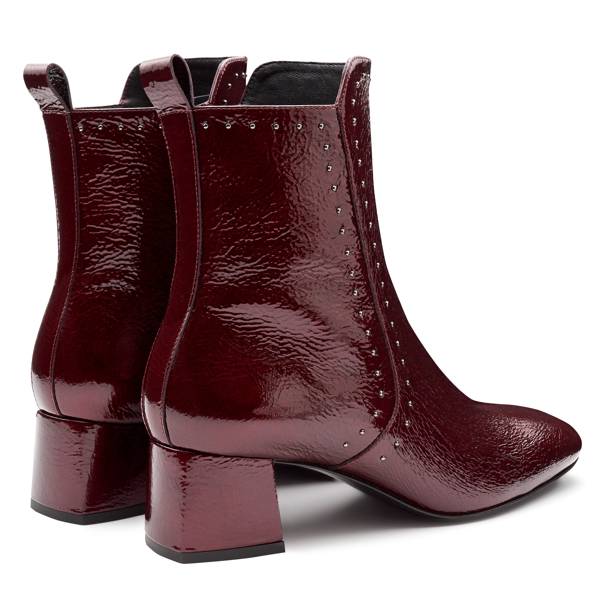 Botines de charol con aplicaciones decorativas metálicas para dama