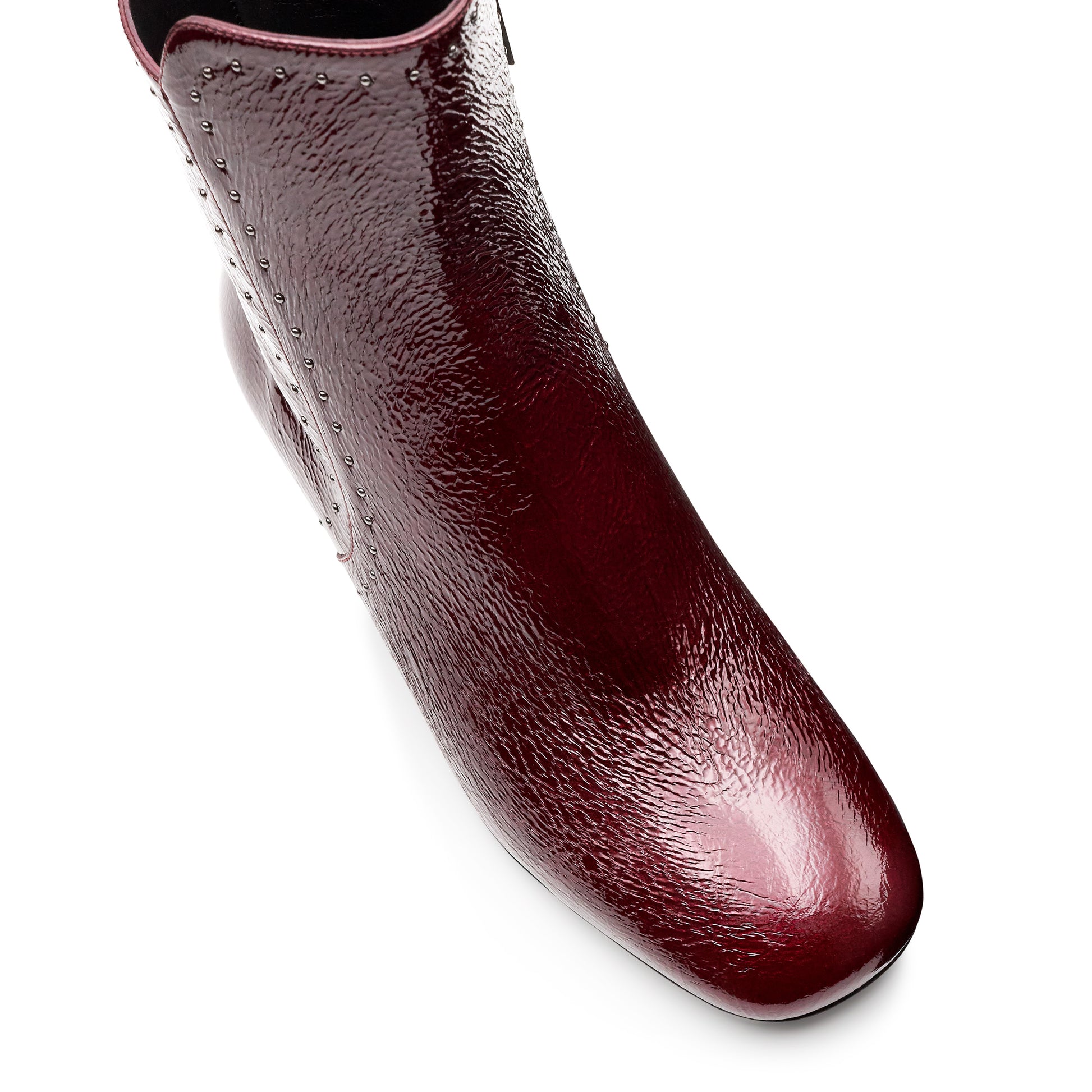 Botines de charol con aplicaciones decorativas metálicas para dama