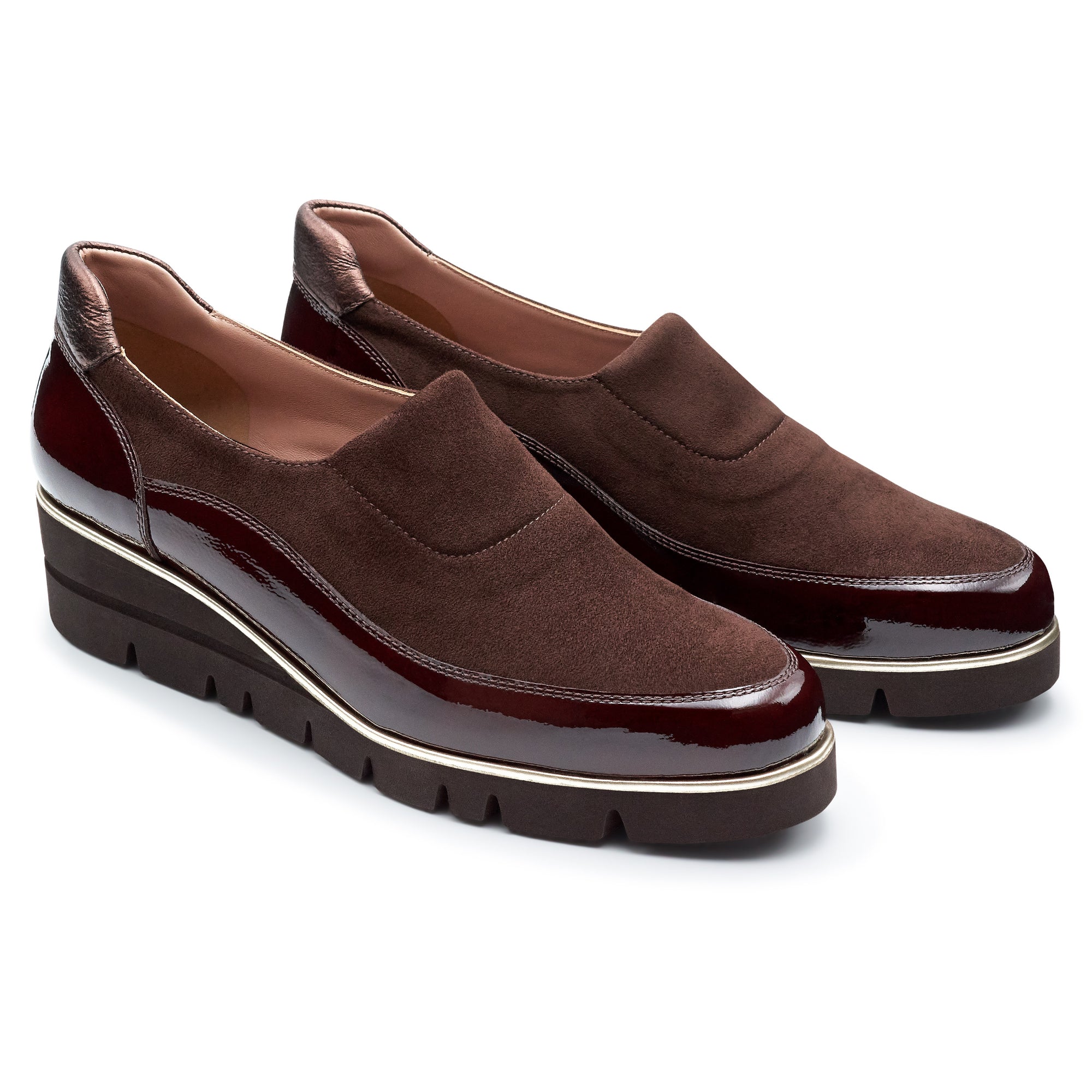 Zapatos de charol y gamuza con suela confort estilo mocasin.