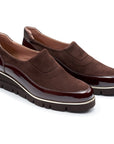 Zapatos de charol y gamuza con suela confort estilo mocasin.