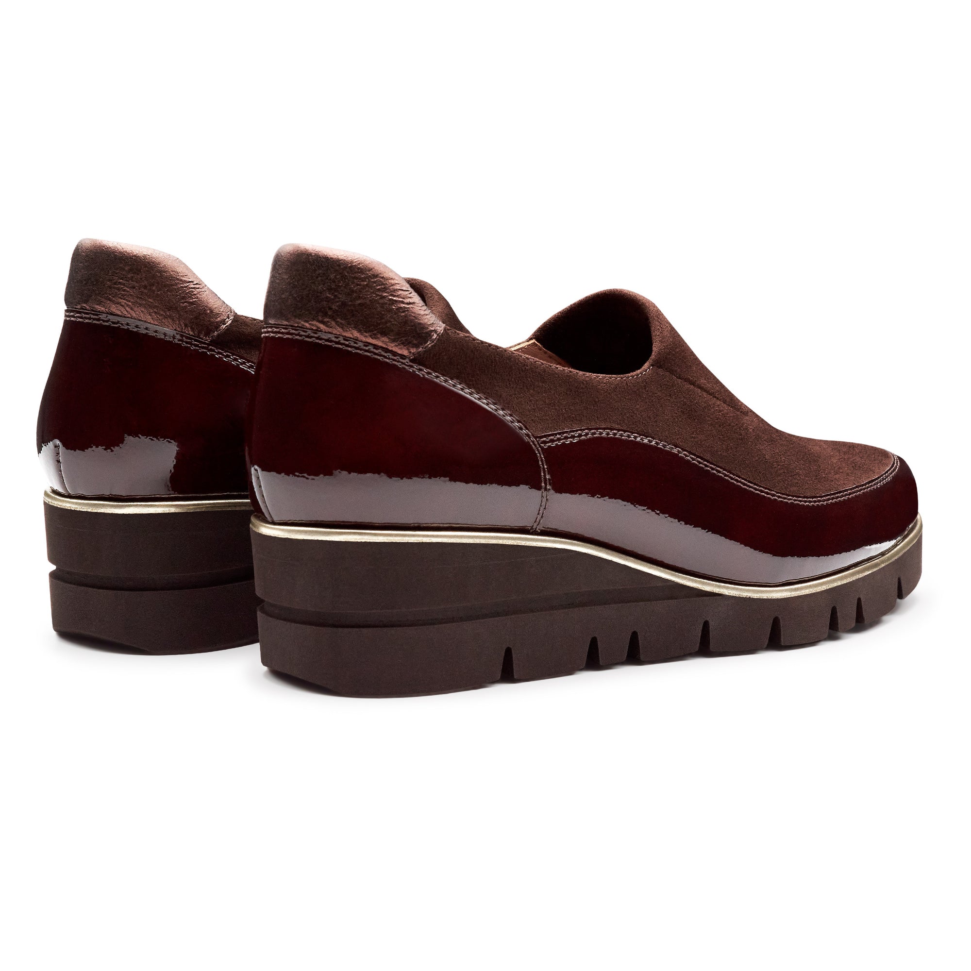 Zapatos de charol y gamuza con suela confort estilo mocasin.