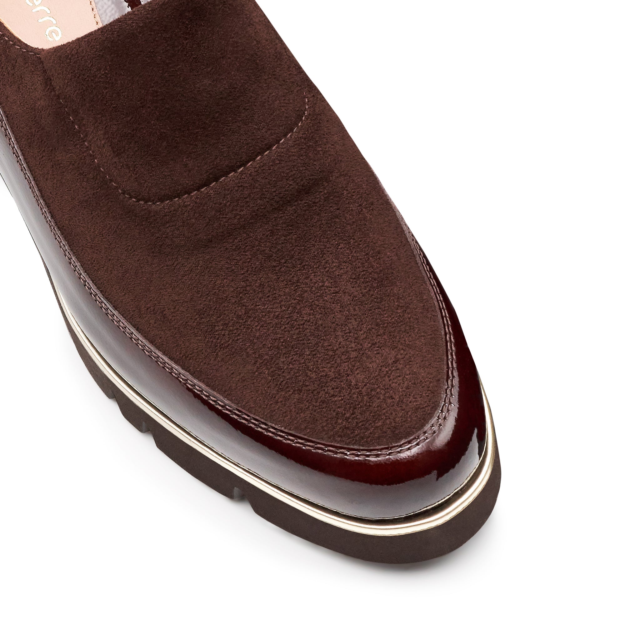 Zapatos de charol y gamuza con suela confort estilo mocasin.