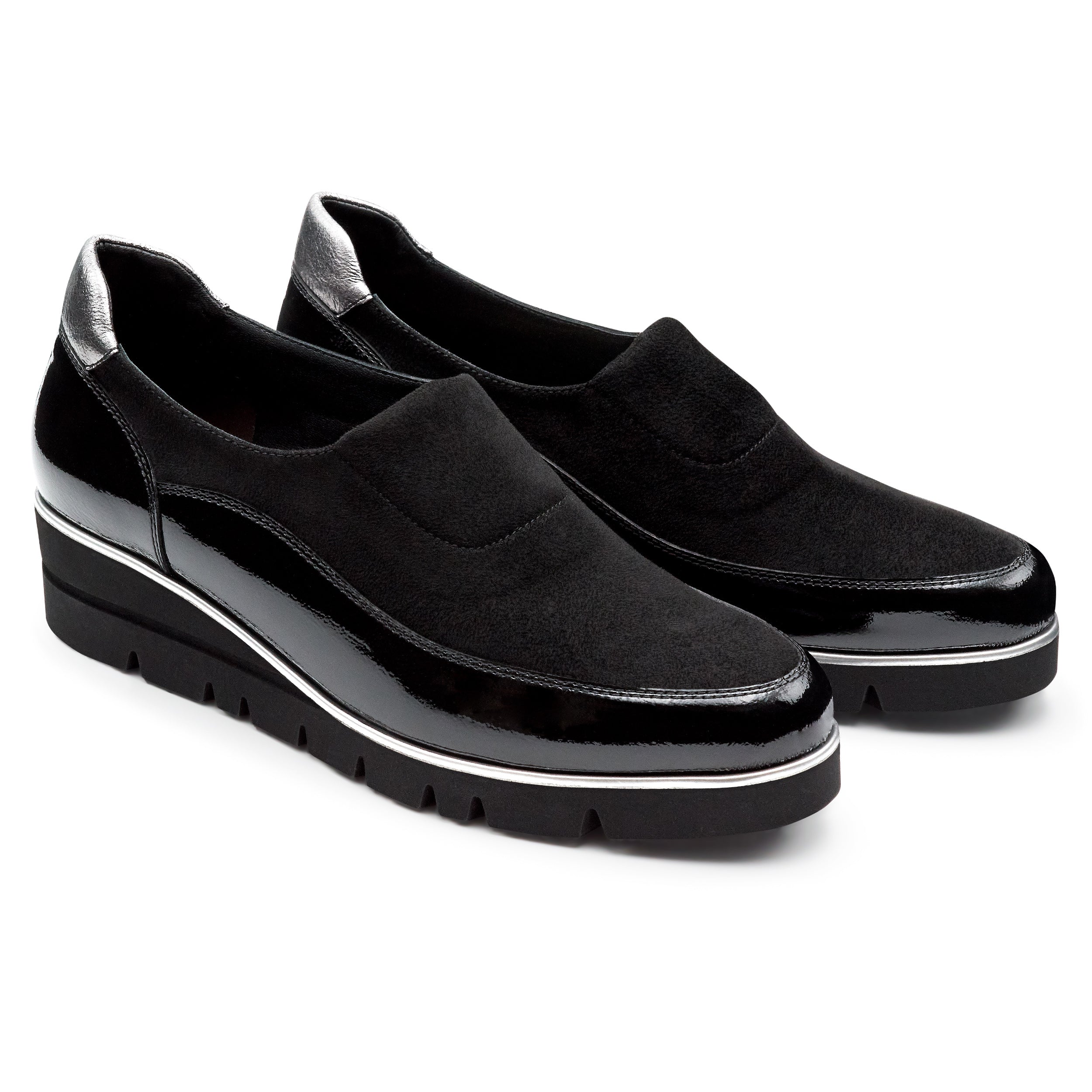 Zapatos de charol y gamuza con suela confort estilo mocasin.