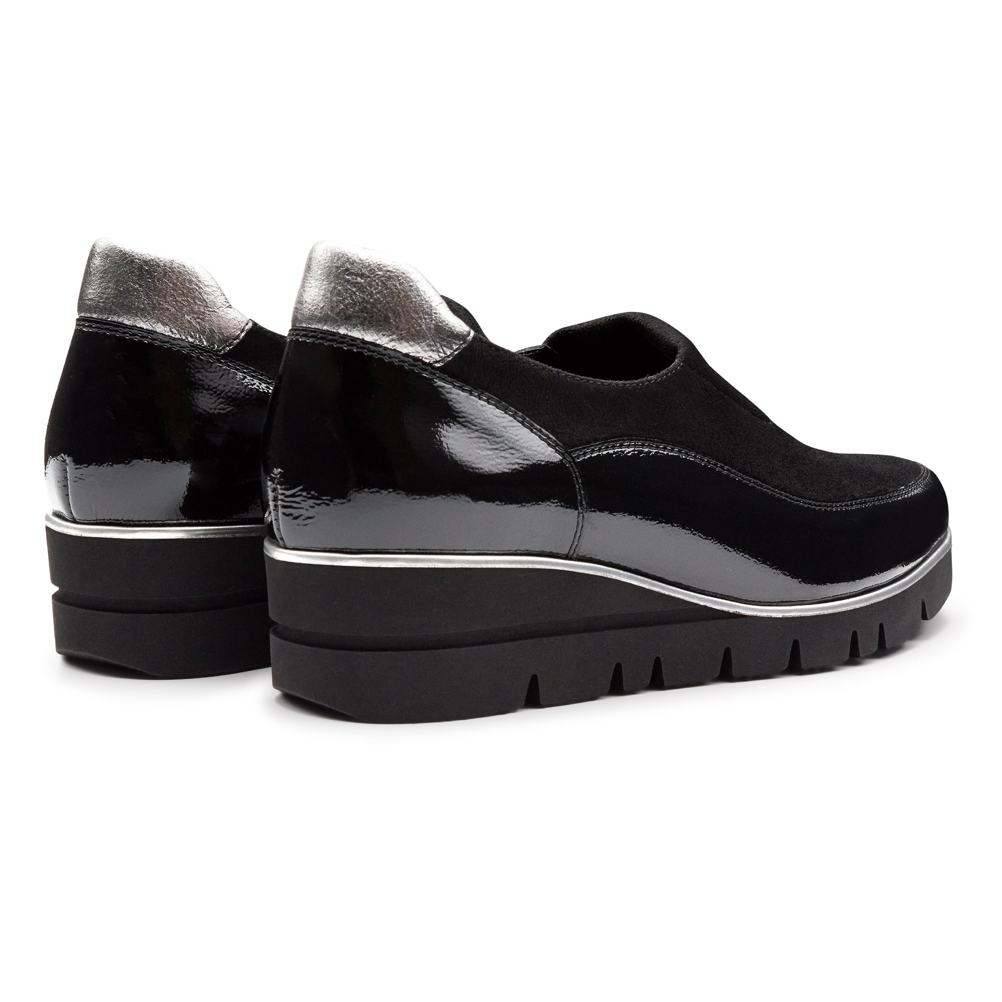 Zapatos de charol y gamuza con suela confort estilo mocasin.