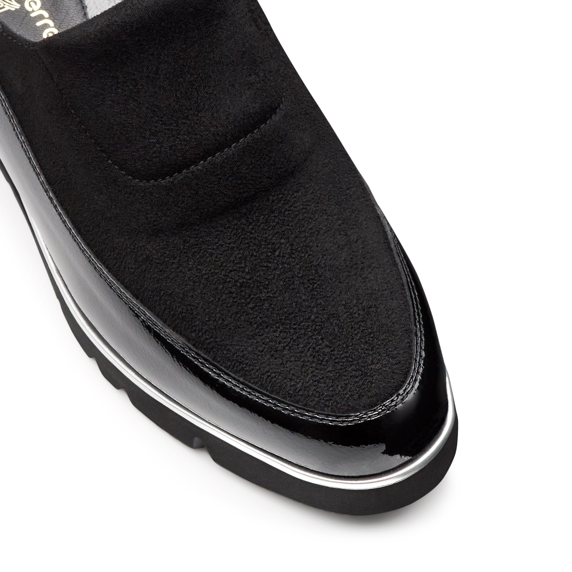 Zapatos de charol y gamuza con suela confort estilo mocasin.