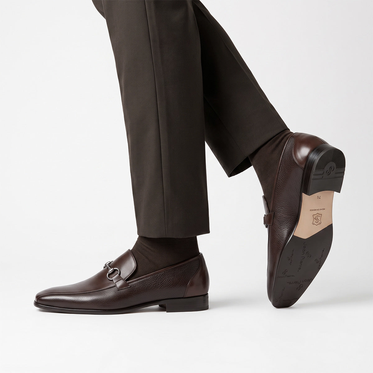 Mocasines de piel con textura y herraje para hombre
