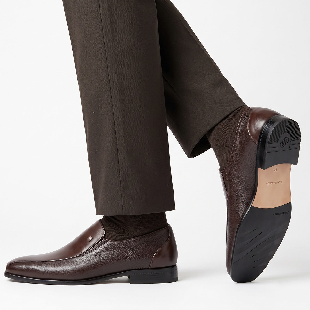Mocasines confortables de piel con placa metálica  para hombre