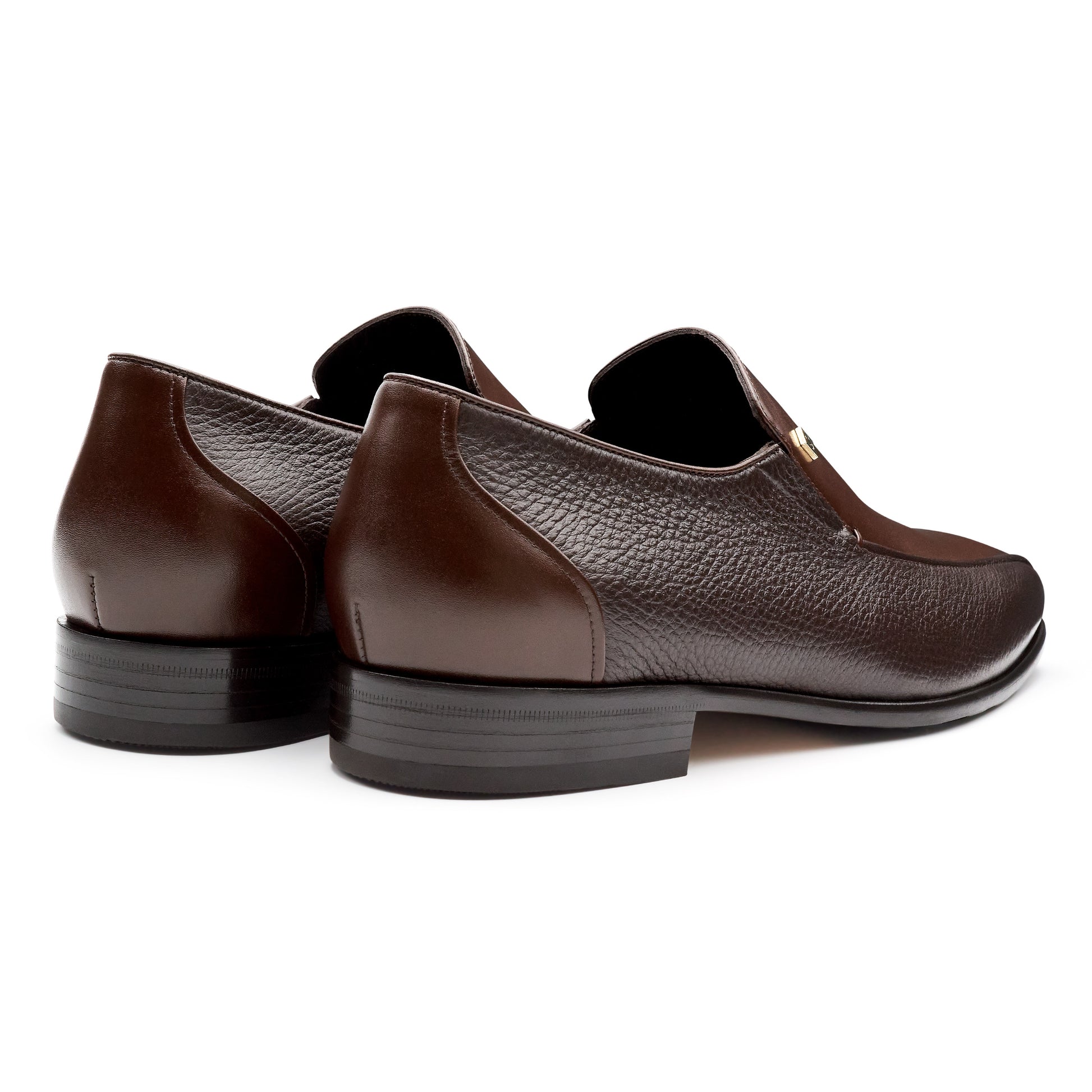 Mocasines confortables de piel con placa metálica  para hombre