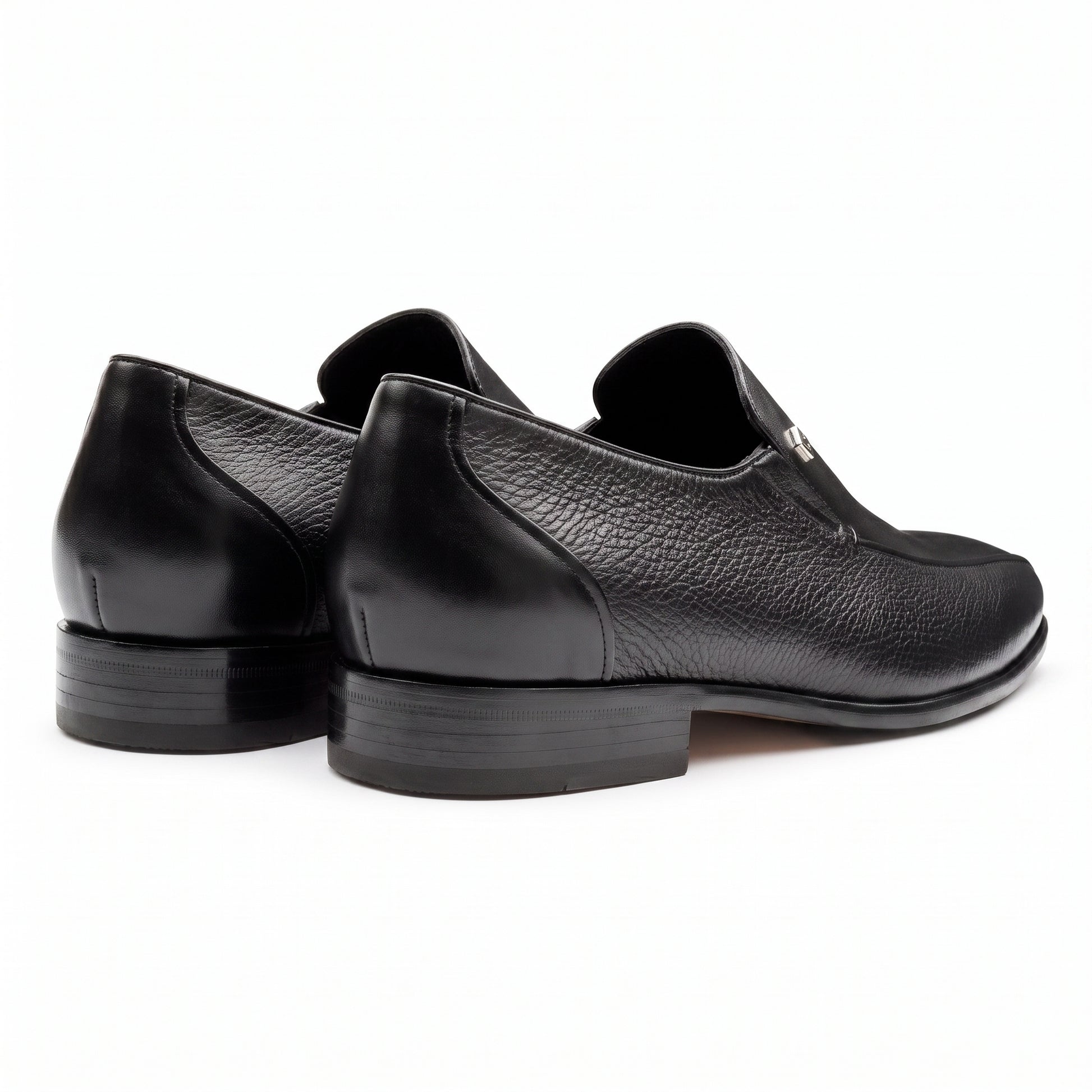 Mocasines confortables de piel con placa metálica  para hombre
