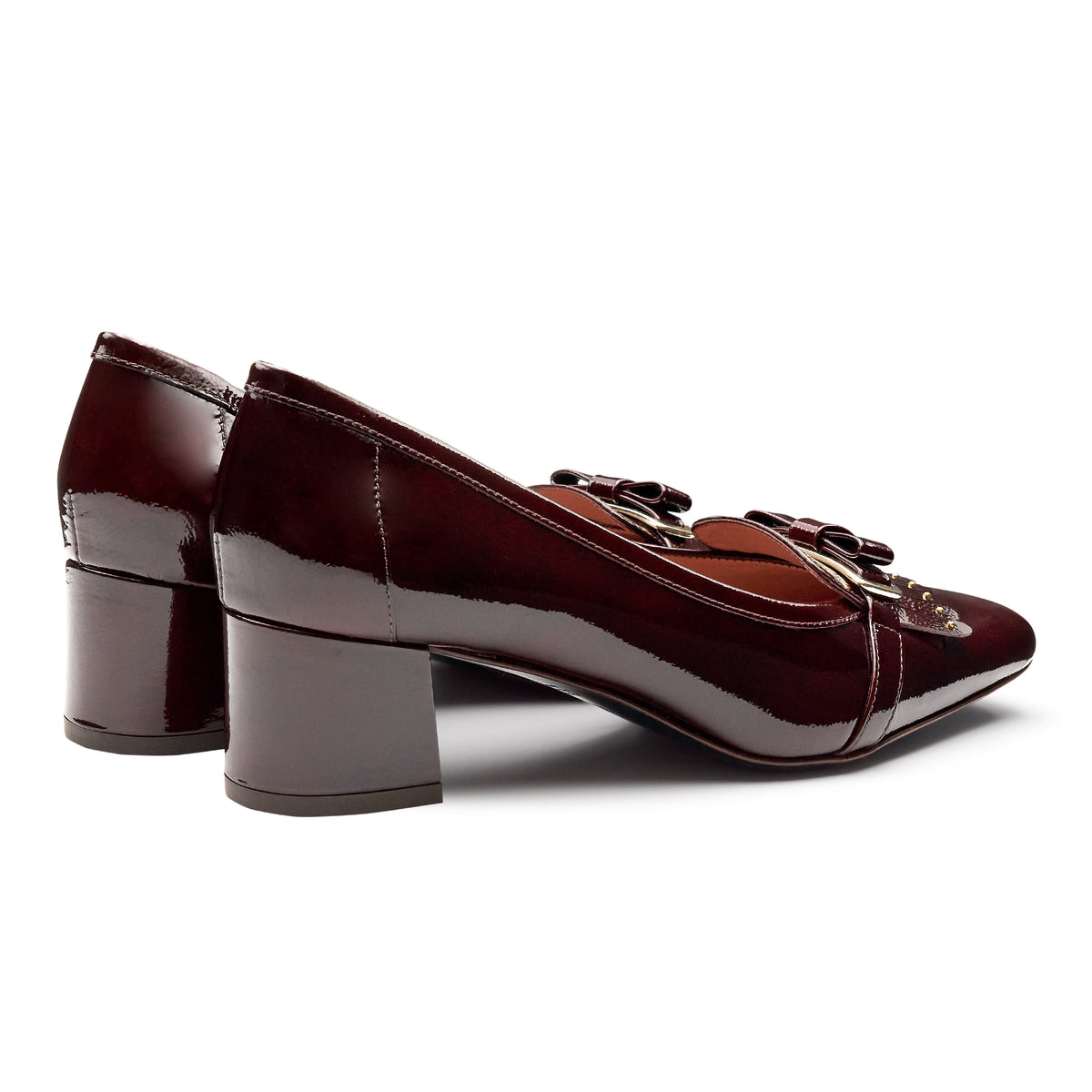 Zapatillas de charol con herraje y flecos para mujer