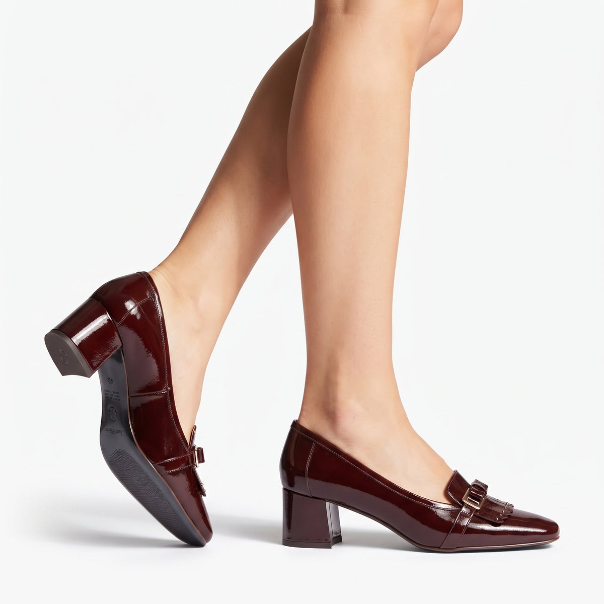 Zapatillas de charol con herraje y flecos para mujer