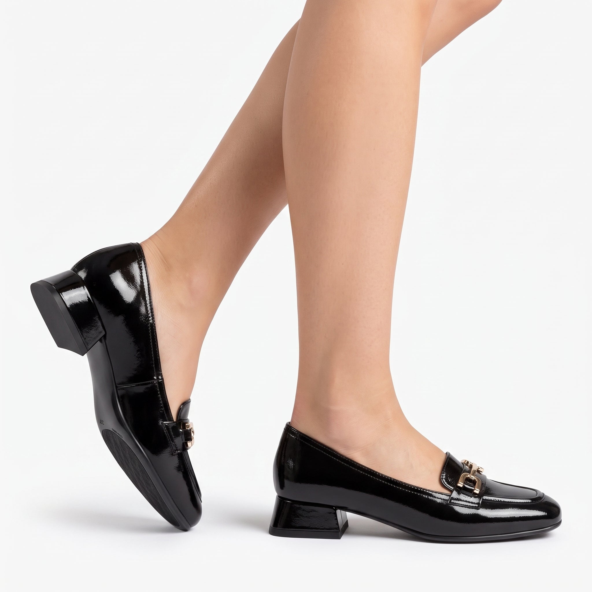 Mocasines de charol con hebilla para mujer