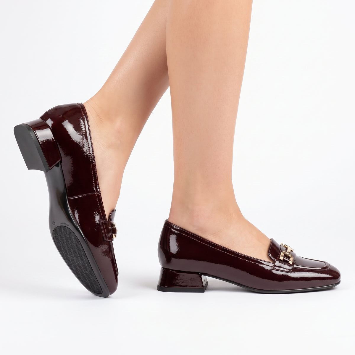 Mocasines de charol con hebilla para mujer