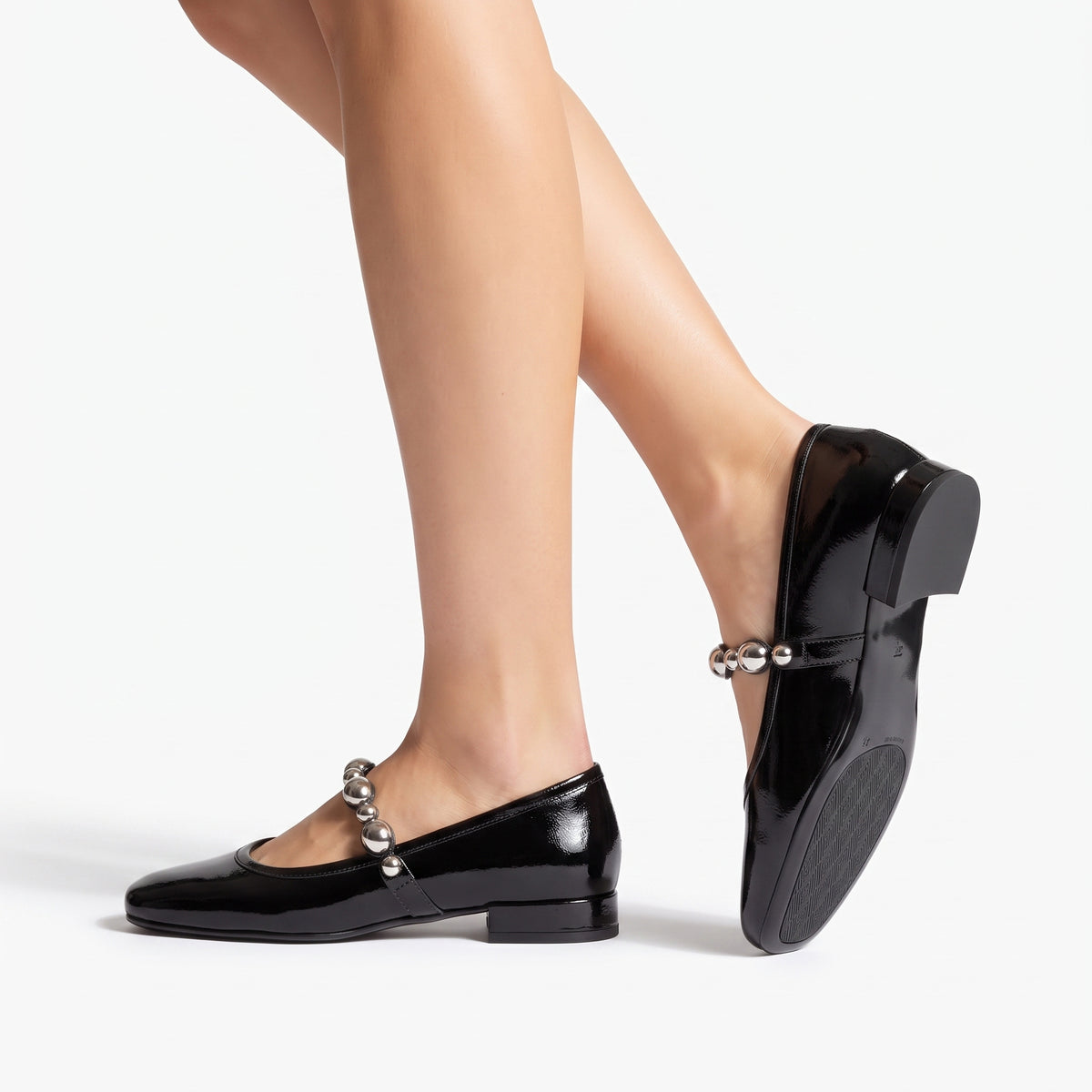Balerinas de charol con correa y esferas metálicas para mujer