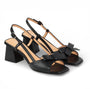 Sandalias de piel negras con moño en empeine y tacón medio para mujer