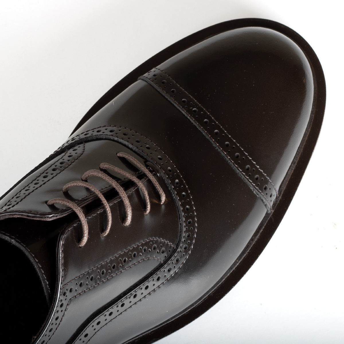 Zapatos oxford de piel con perforaciones en puntera y laterales para caballero