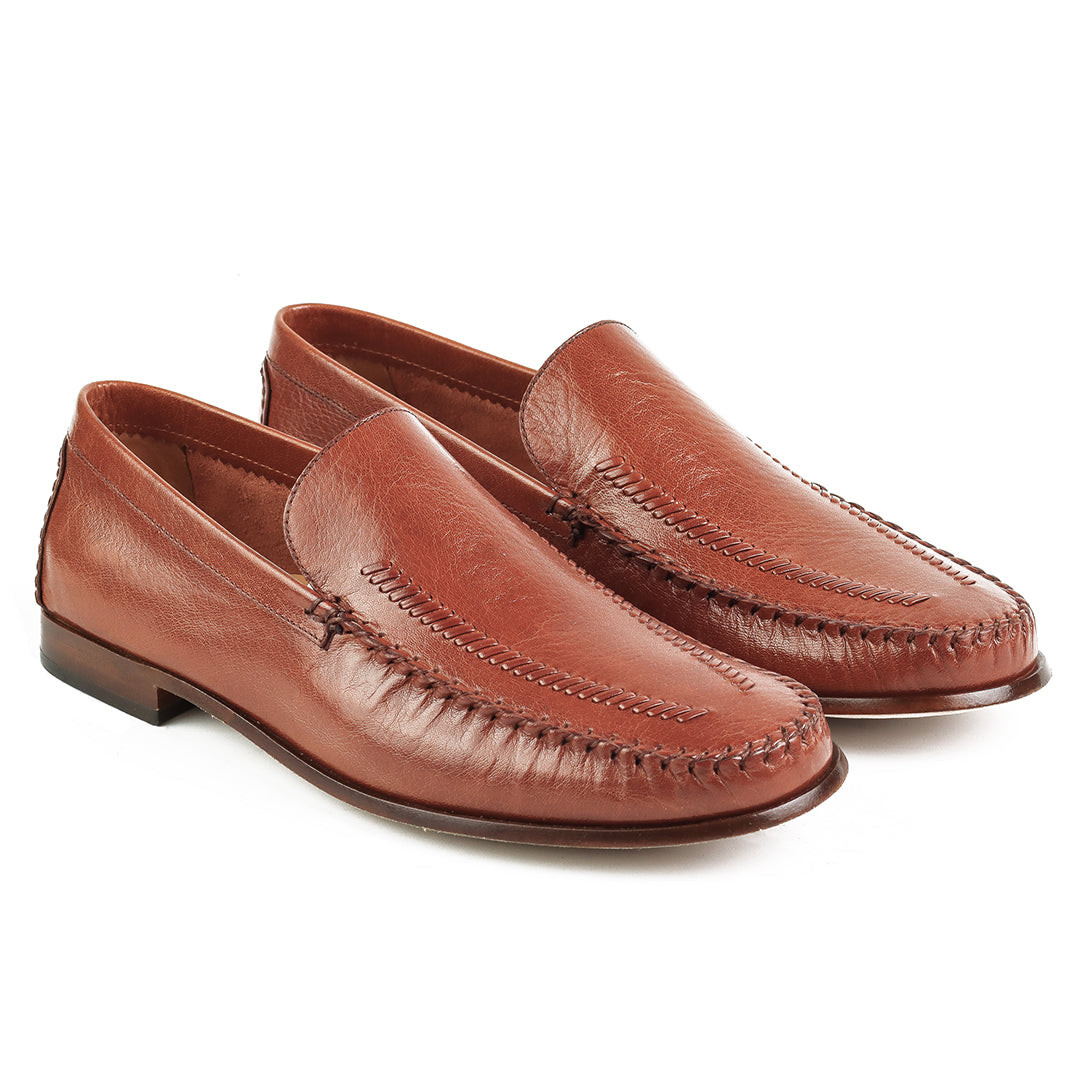Mocasines brandy de piel con costuras decorativas