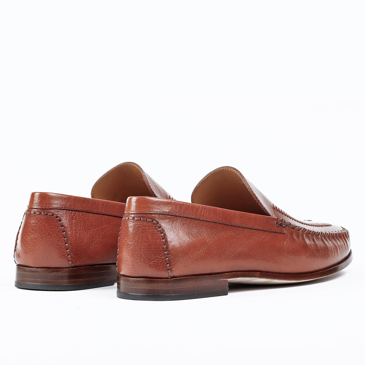 Mocasines brandy de piel con costuras decorativas