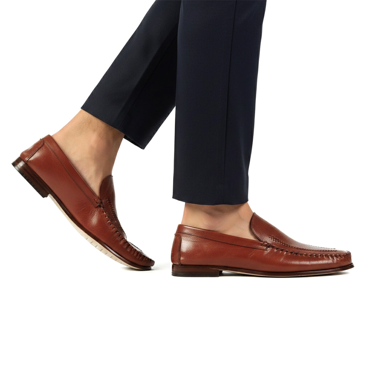 Mocasines brandy de piel con costuras decorativas