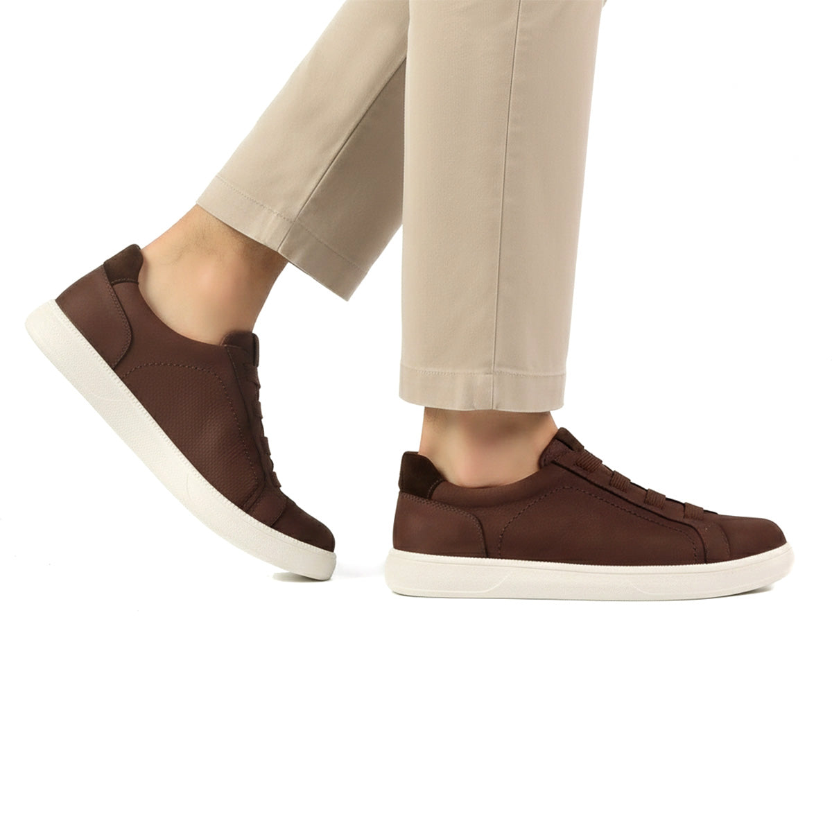 Tenis de piel con acabado en nubuck y ajuste elástico para caballero