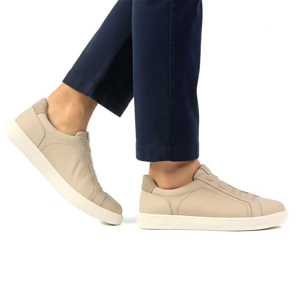 Tenis de piel con acabado en nubuck y ajuste elástico para caballero
