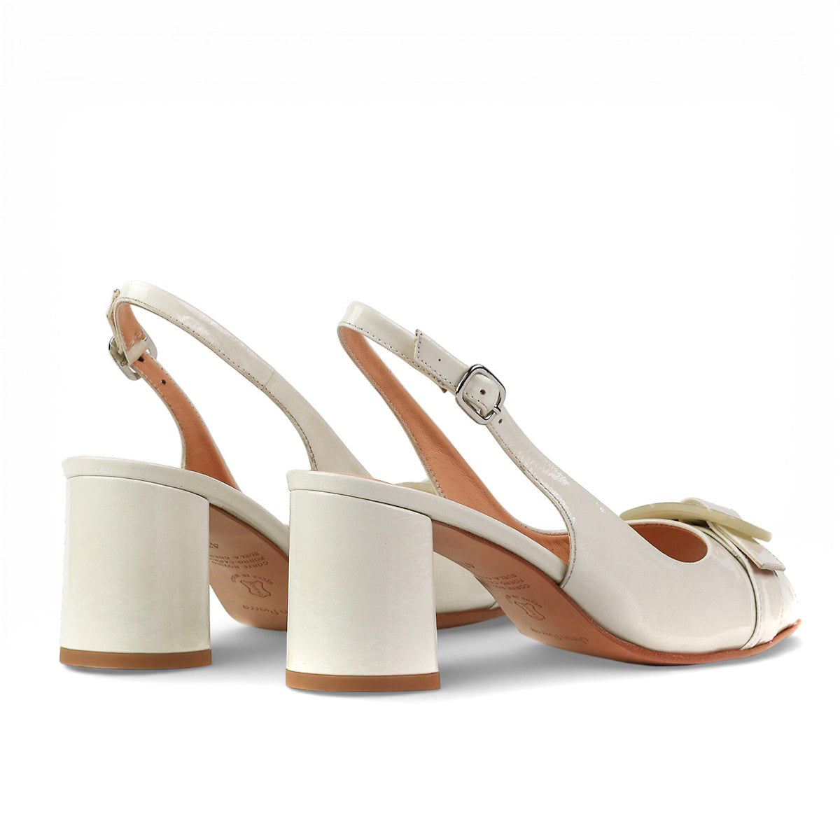 Sandalias peep-toe en charol con hebilla para dama