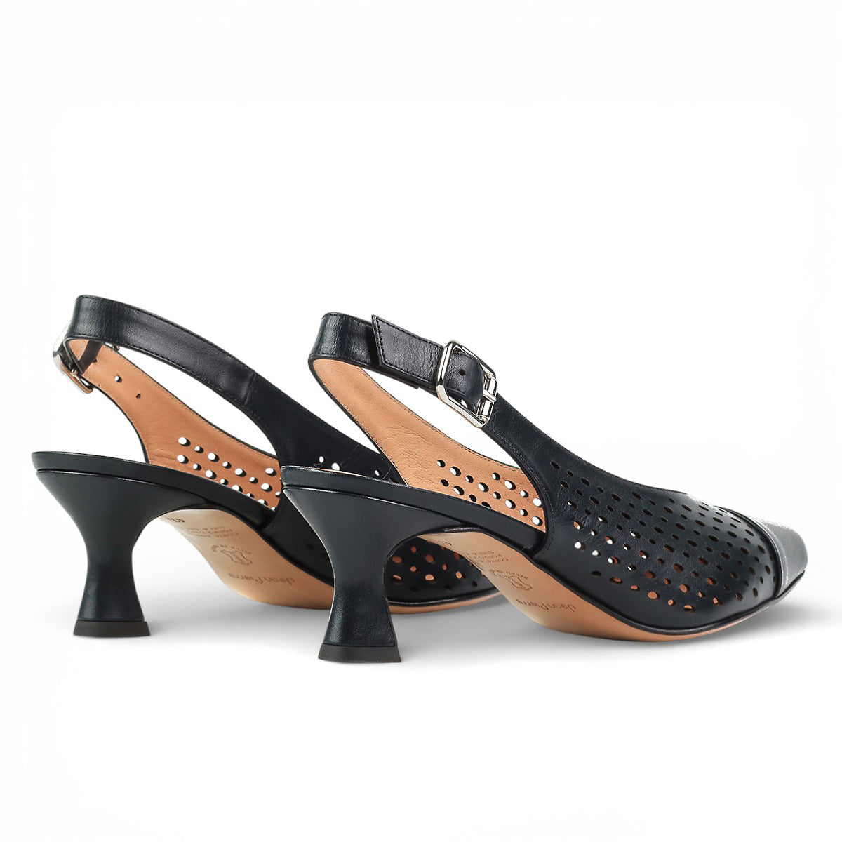 Zapatillas de piel con perforado artesanal para dama