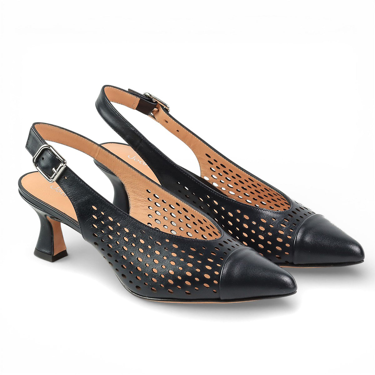 Zapatillas de piel con perforado artesanal para dama
