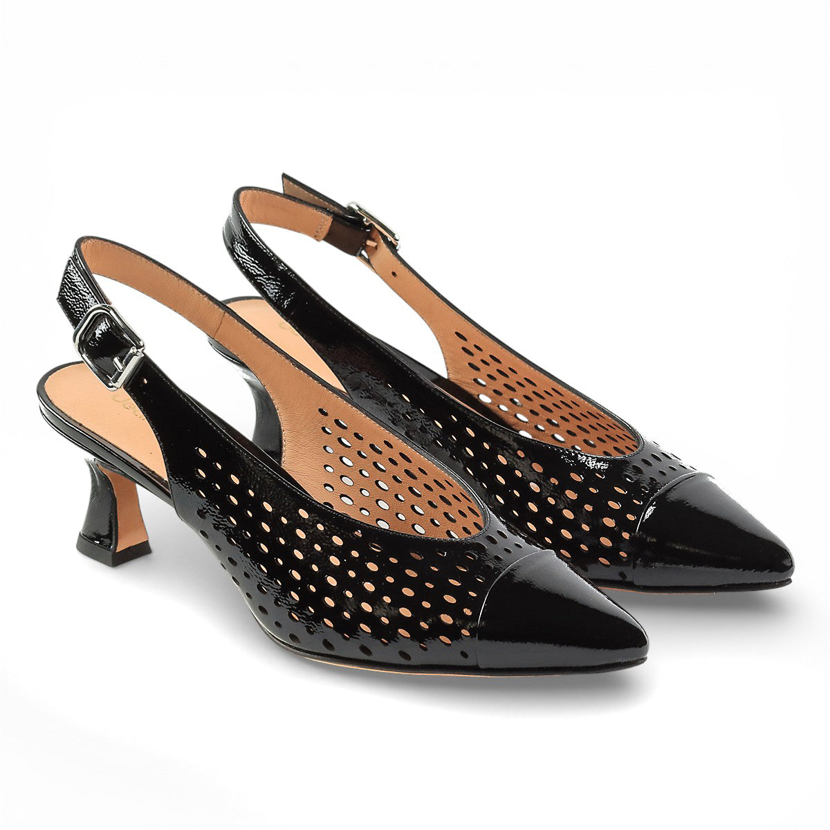 Zapatillas de charol con perforado artesanal para dama