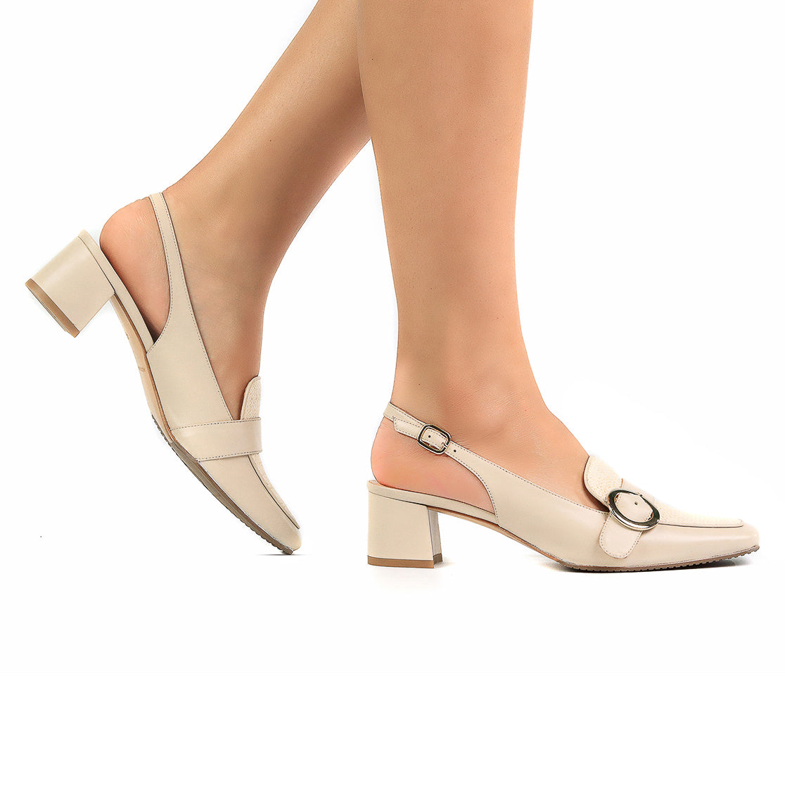 Zapatillas nude de piel y textil con hebilla circular para dama