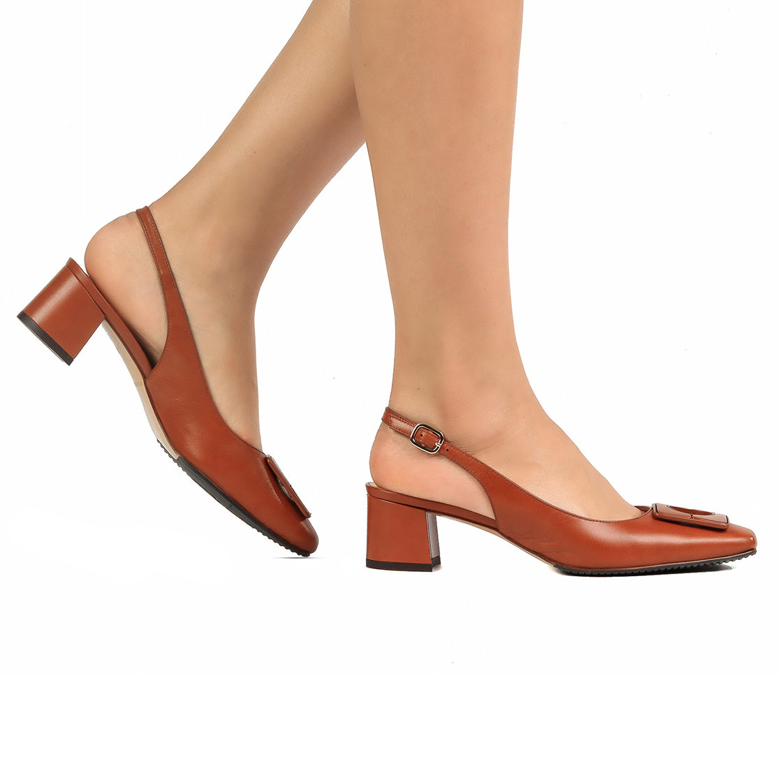 Zapatillas de piel con hebilla geométrica para dama