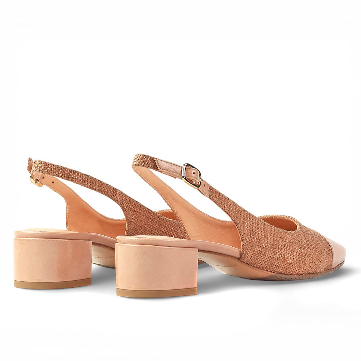 Zapatillas de piel con textil y puntera de charol para dama