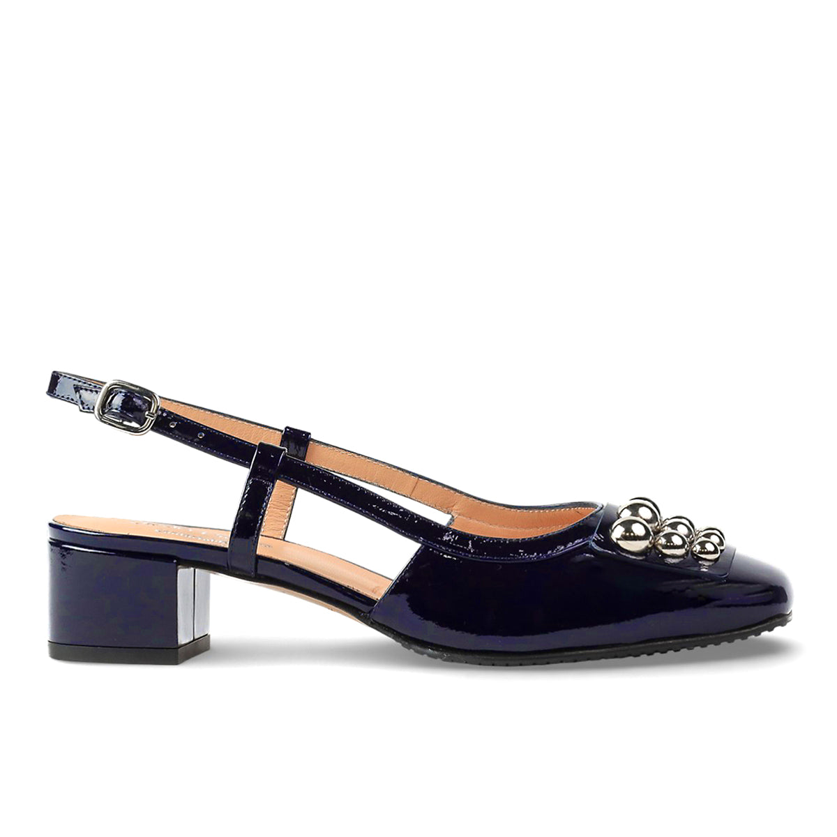 Zapatillas de charol con herraje de esferas metálicas para dama