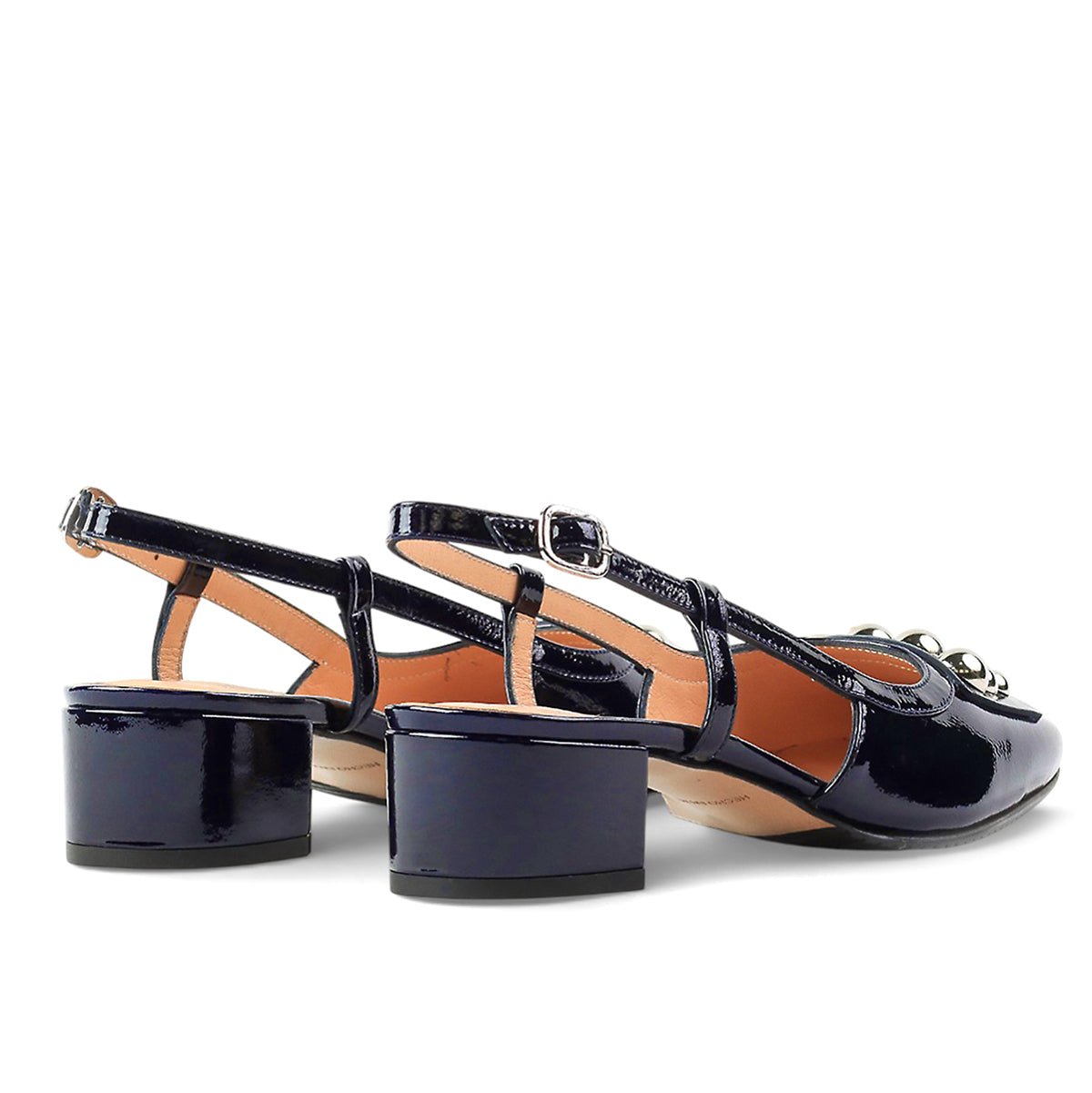 Zapatillas de charol con herraje de esferas metálicas para dama