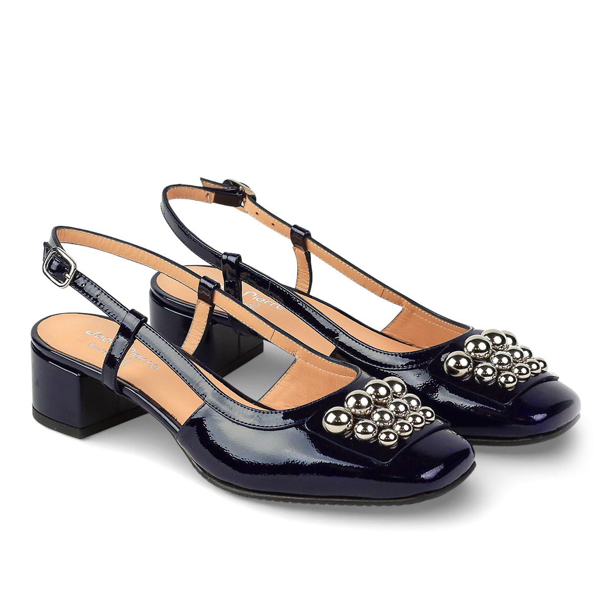 Zapatillas de charol con herraje de esferas metálicas para dama