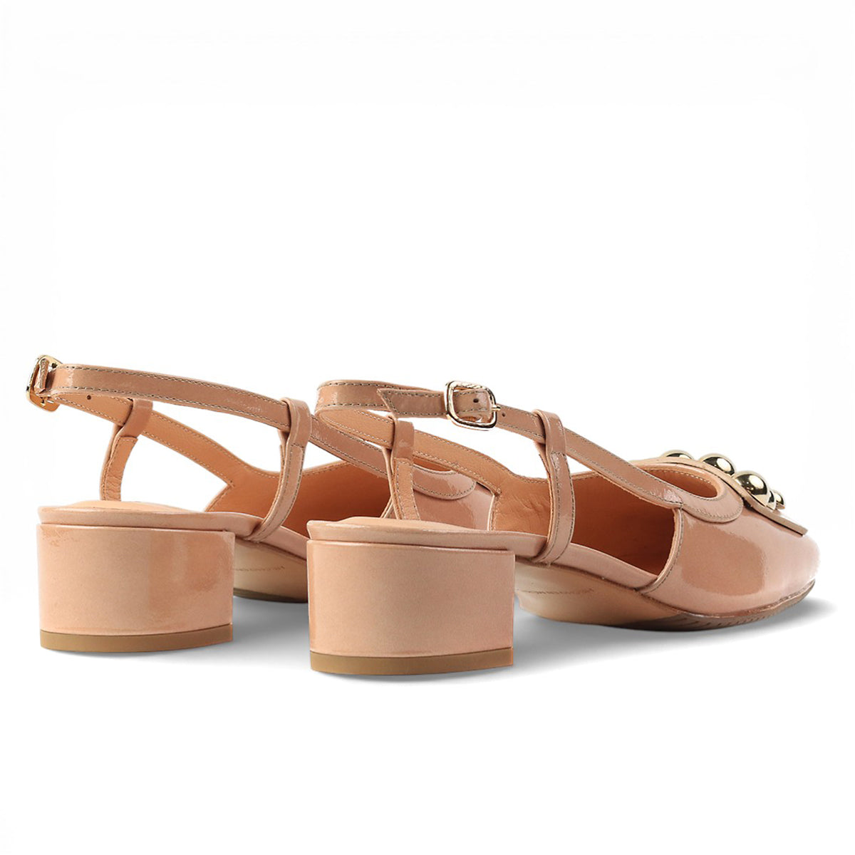 Zapatillas de charol con herraje de esferas metálicas para dama