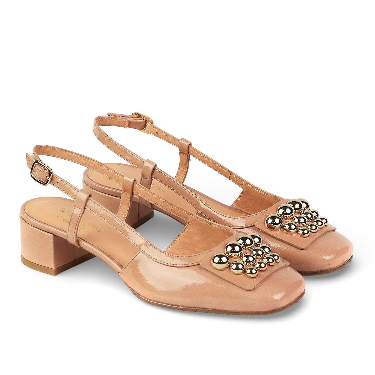 Zapatillas de charol con herraje de esferas metálicas para dama