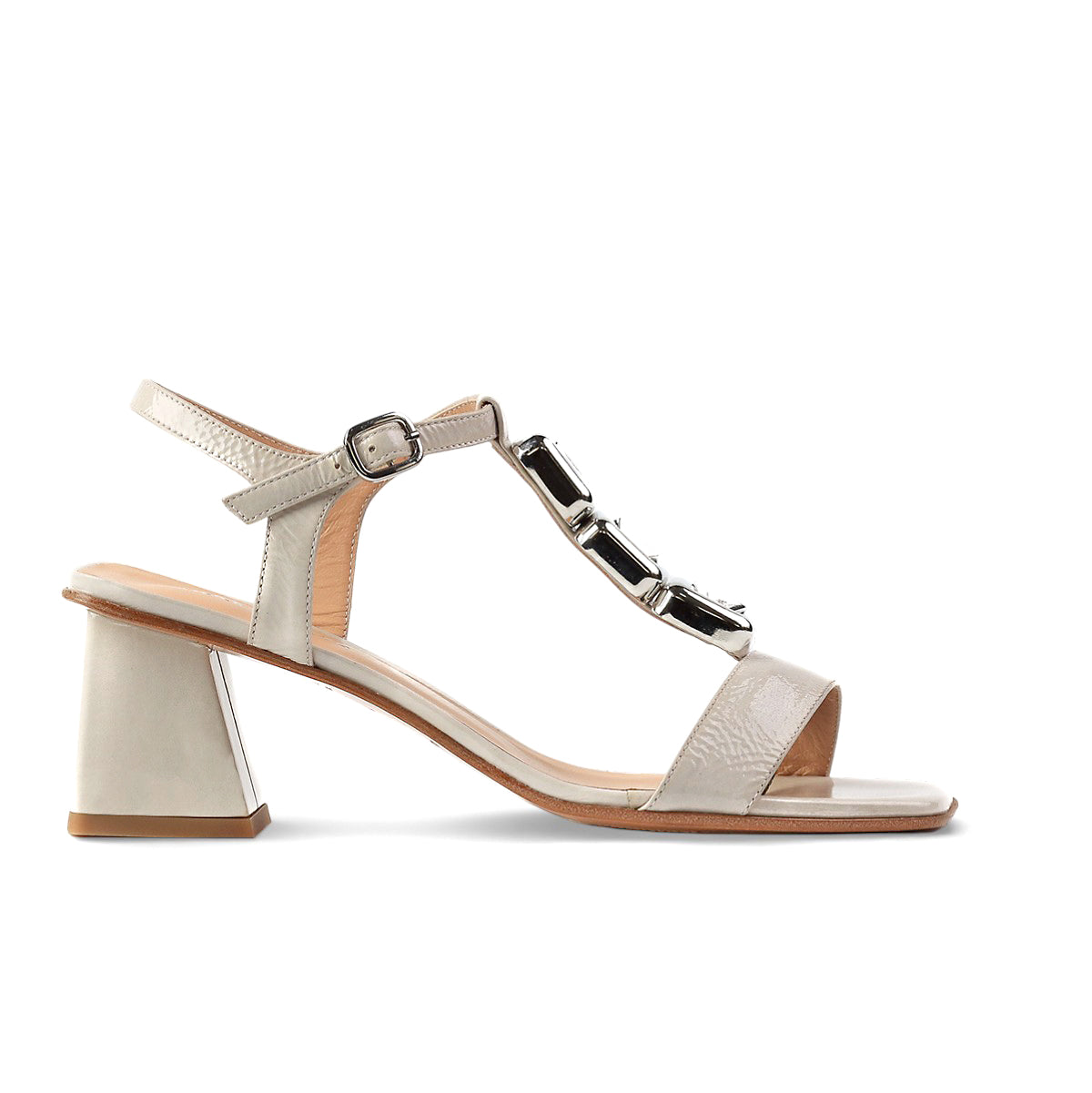 Sandalias de piel con herrajes metálicos para dama