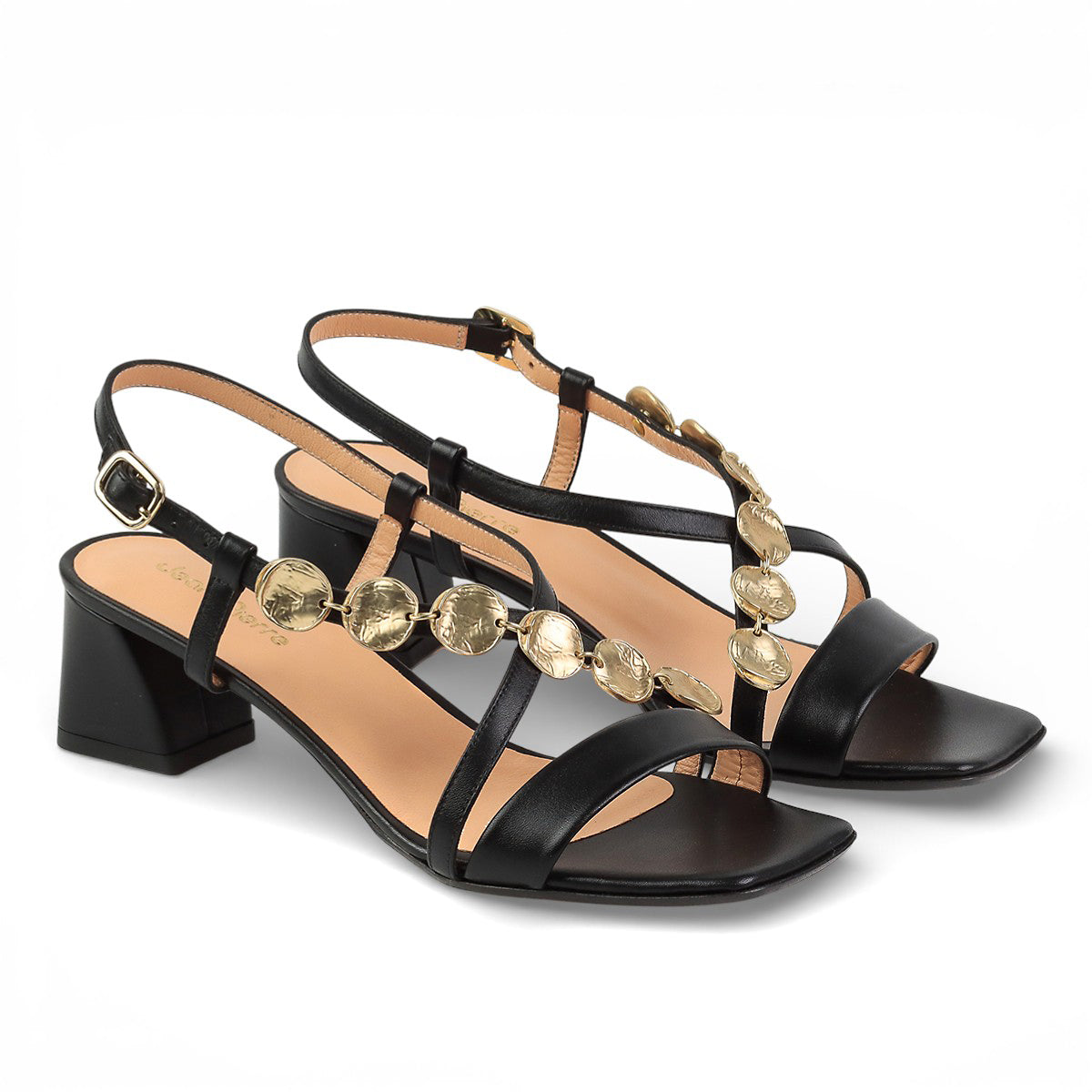 Sandalias de piel con medallones metálicos para dama