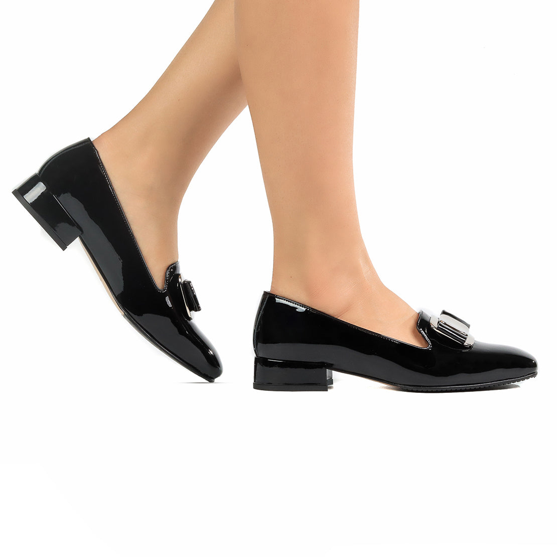 Mocasines confortables de charol con lazo y herraje